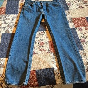 Men’s 34x32 Levi 501 button up Levi’s. Previously loved & good condition. 💯real